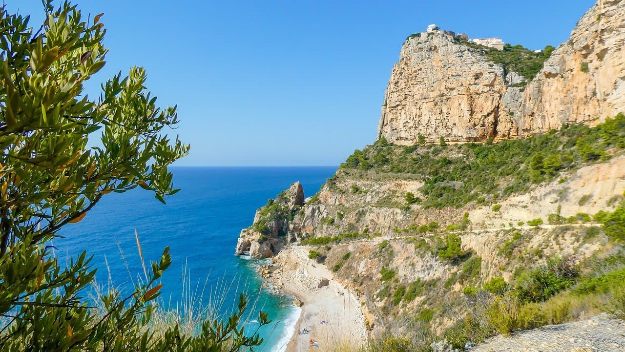 Sentiero di accesso a piedi a Cala Moraig, con parcheggio regolamentato in cima alla scogliera