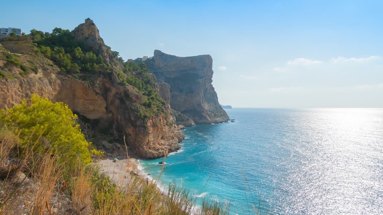 Vista panoramica di Cala Moraig dal belvedere sulla scogliera