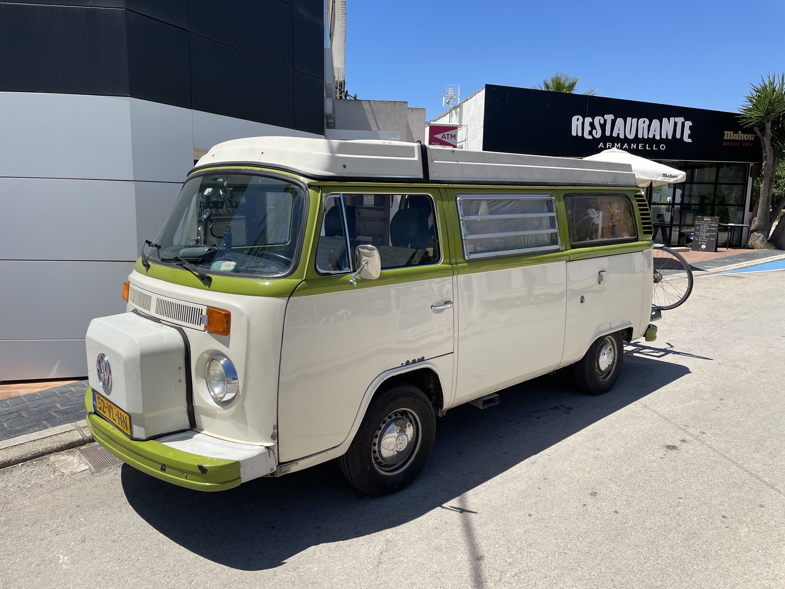 Autocaravana llegando junto al restaurante