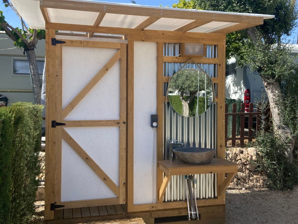 Parcela con baño privado, vista puerta