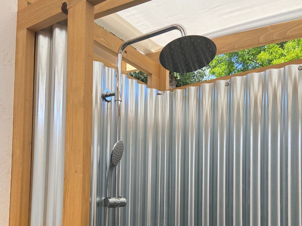 Ducha del baño privado de parcela