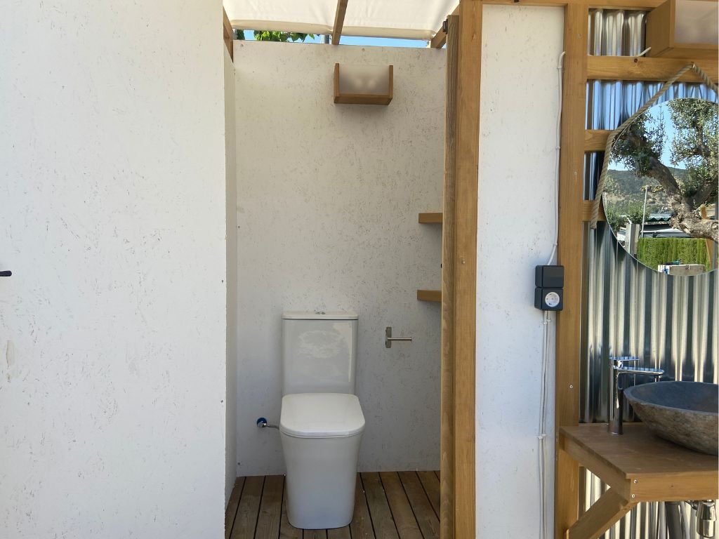 Baño privado de parcela, inodoro