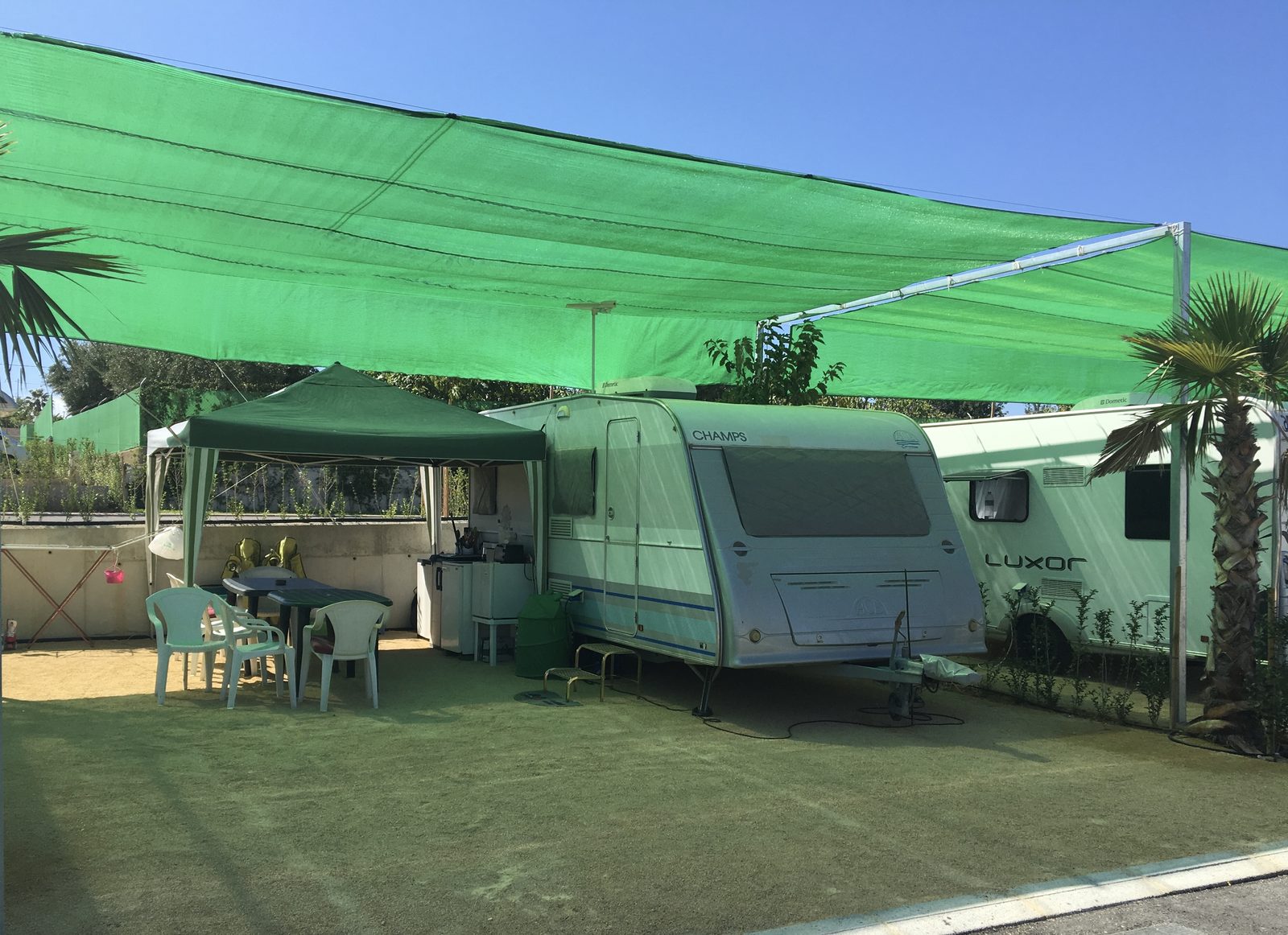 Parcela con toldo, vista general