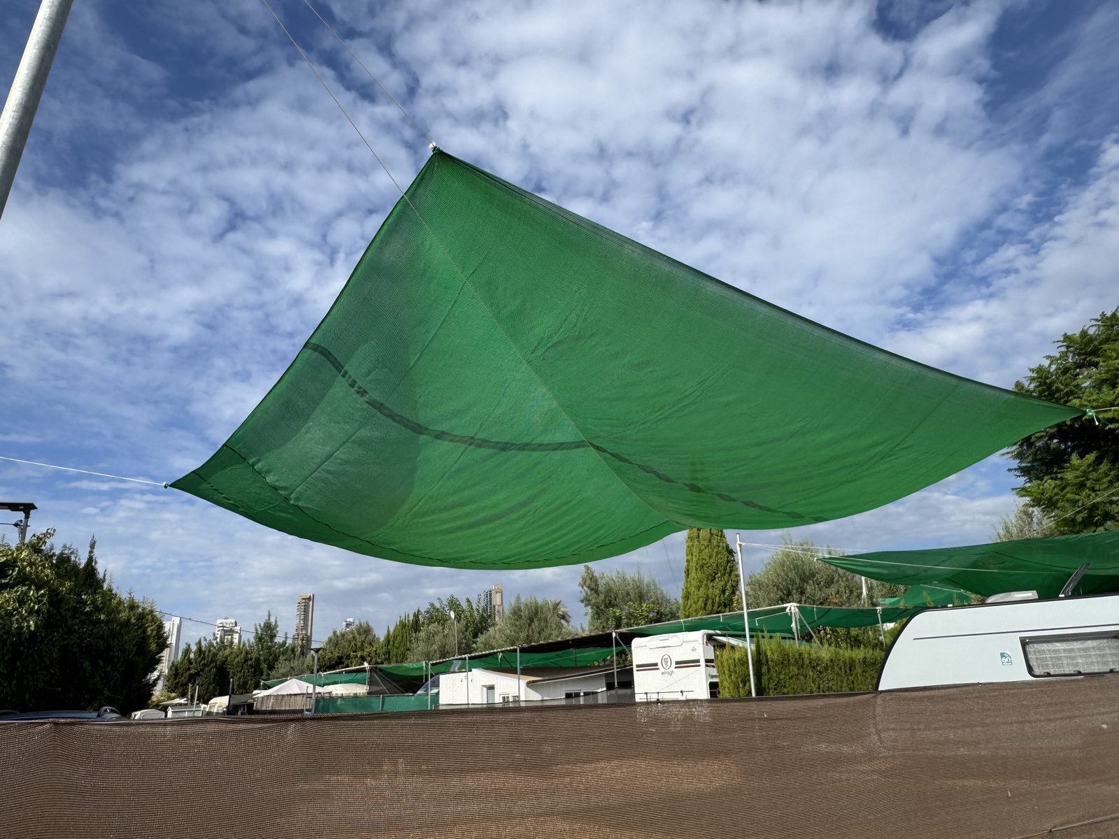 Toldos verdes en las parcelas del camping