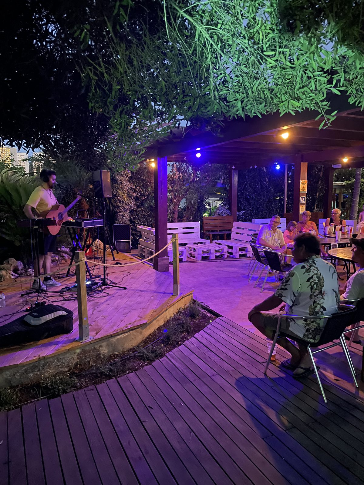 Show musical en directo en el chiringuito