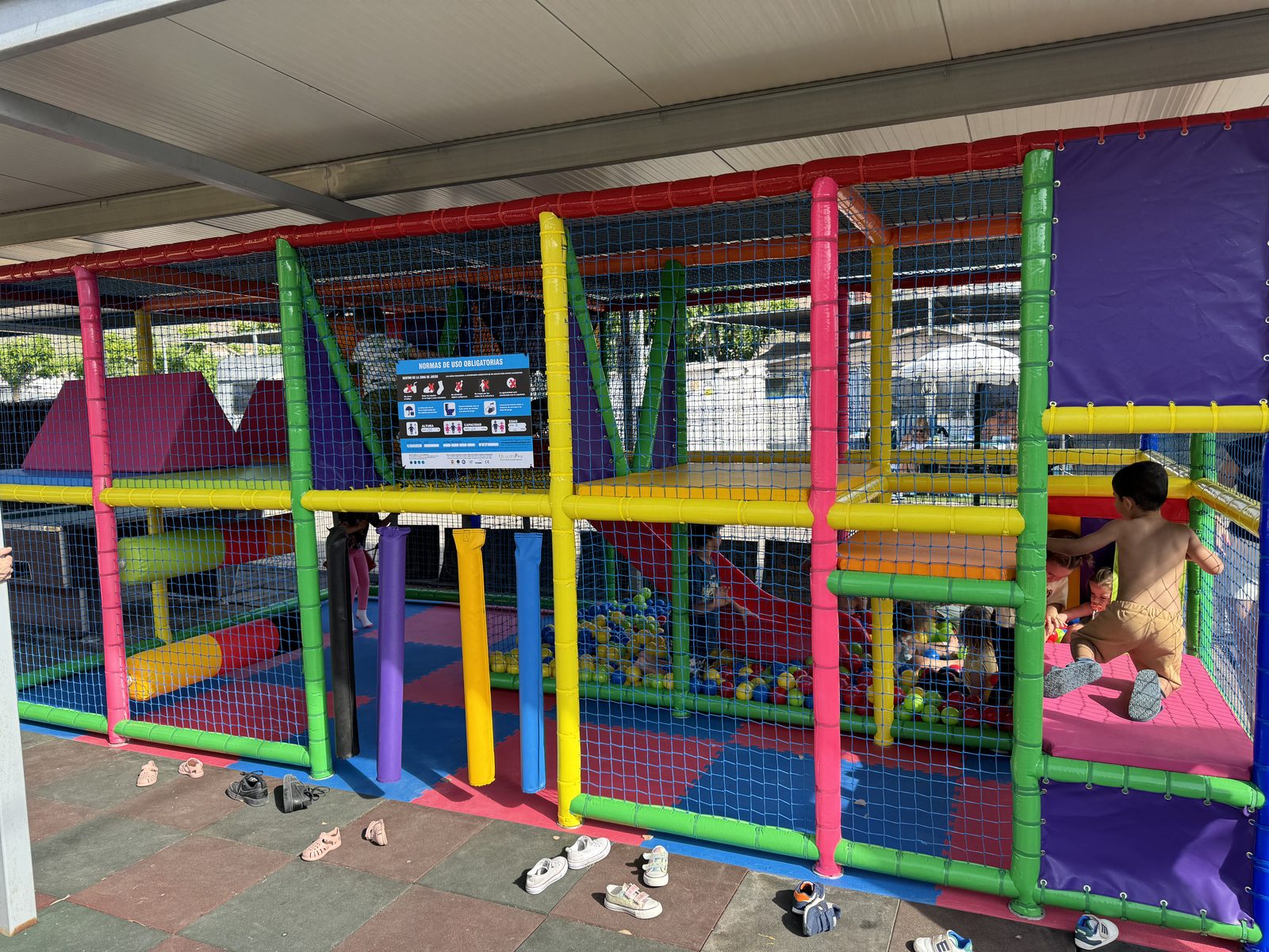 Parque de bolas cubierto para niños