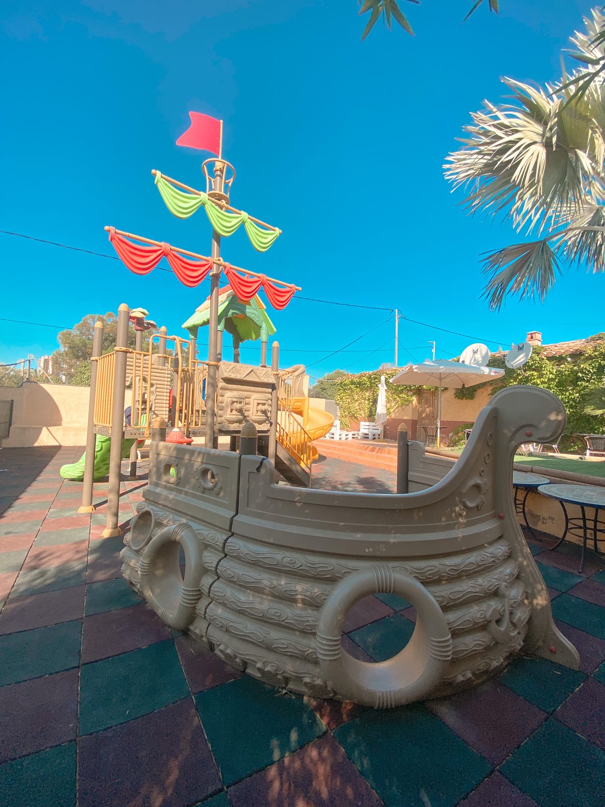 Parque infantil con barco pirata