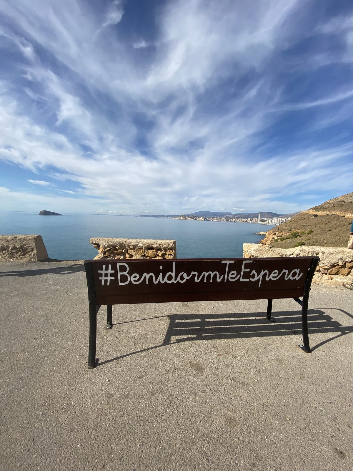 Banco con vistas a la Serra Gelada