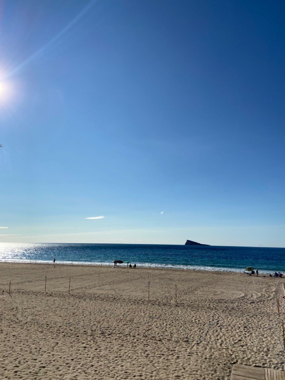 Playa de Poniente en un día soleado