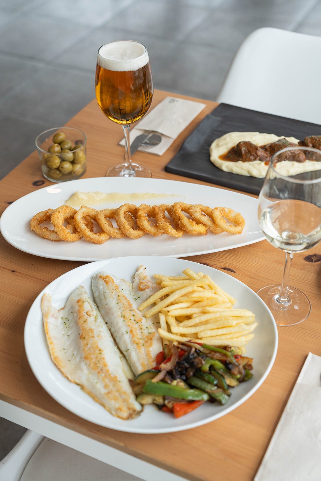 Calamares y pescado con patatas fritas