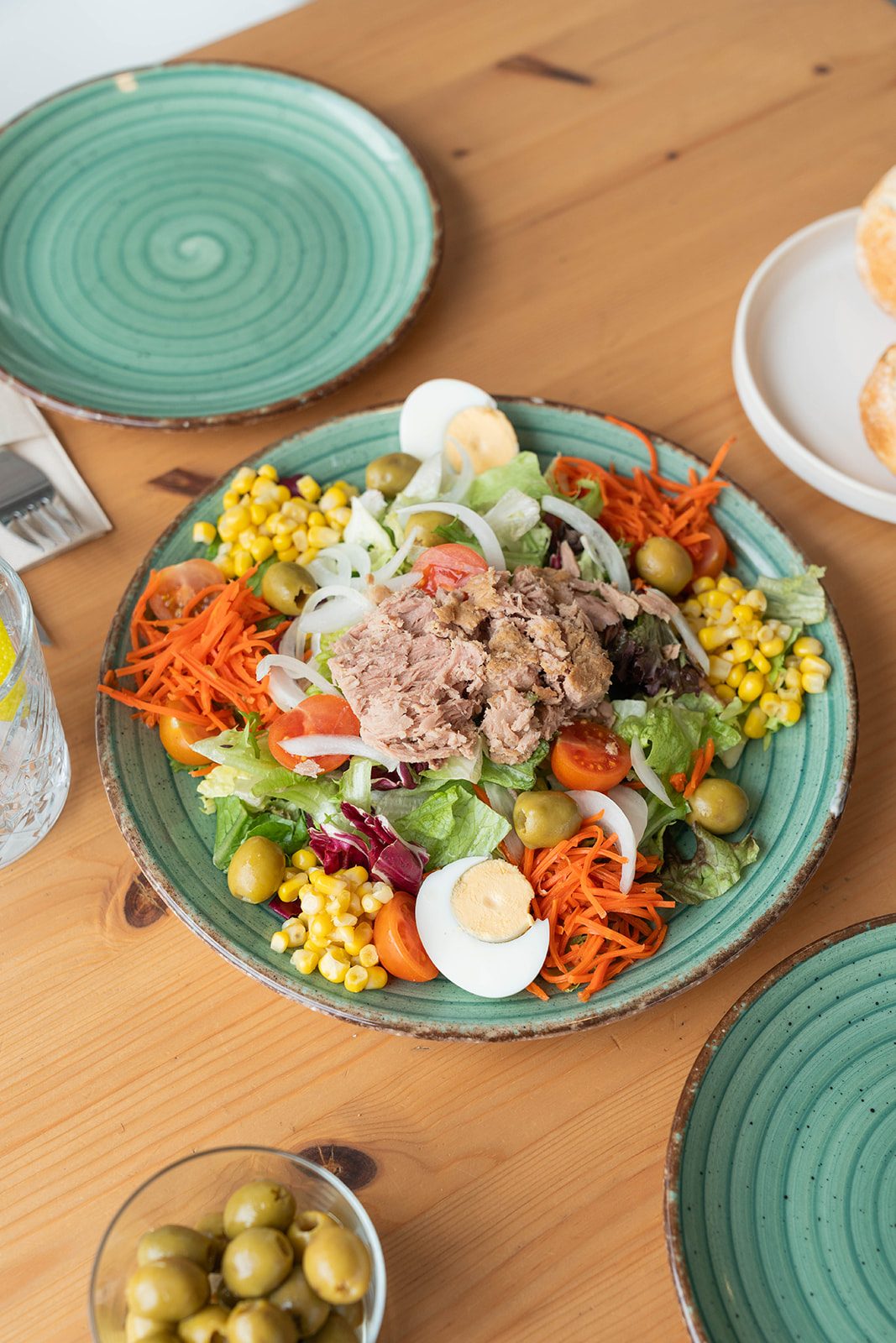 Ensalada fresca con atún del restaurante