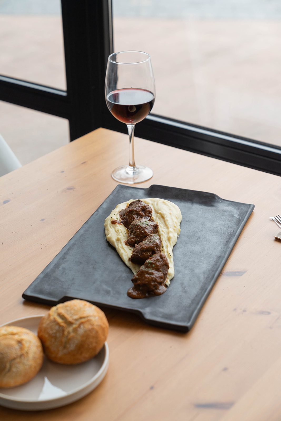 Entrecot a la piedra con copa de vino