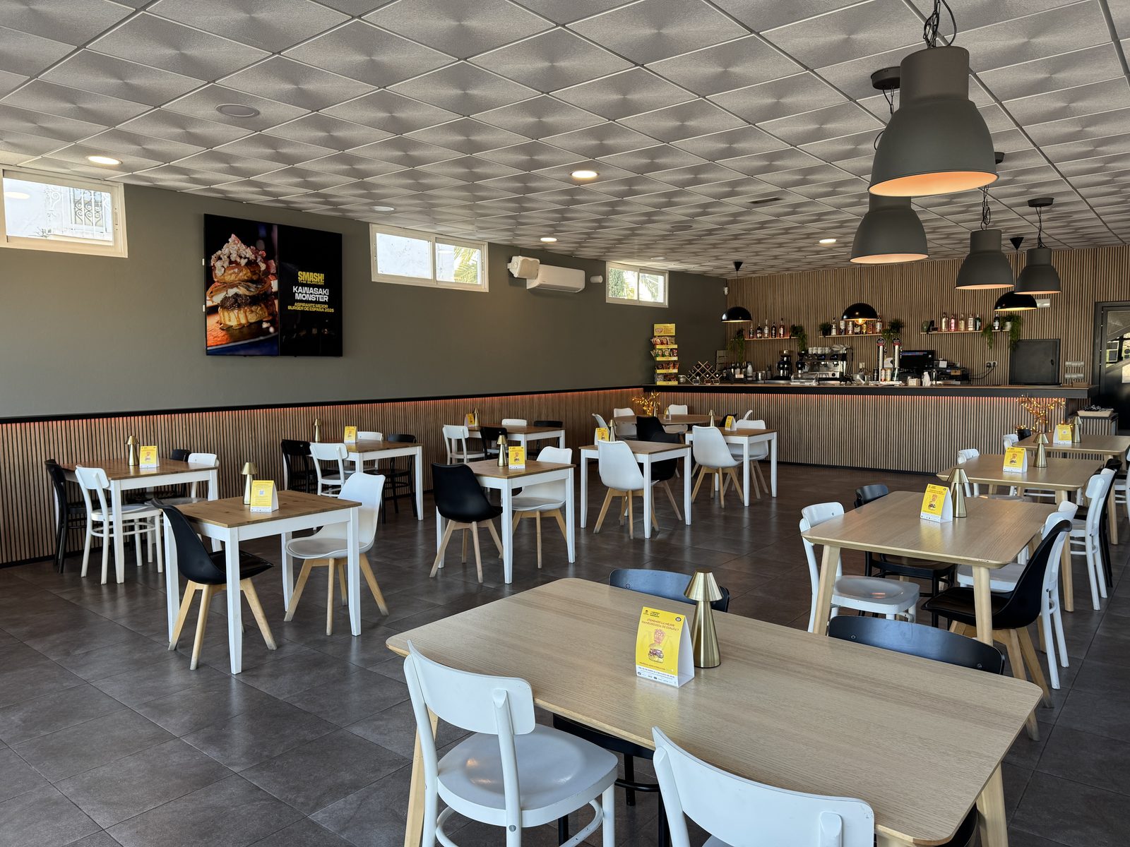 Interior del restaurante con barra