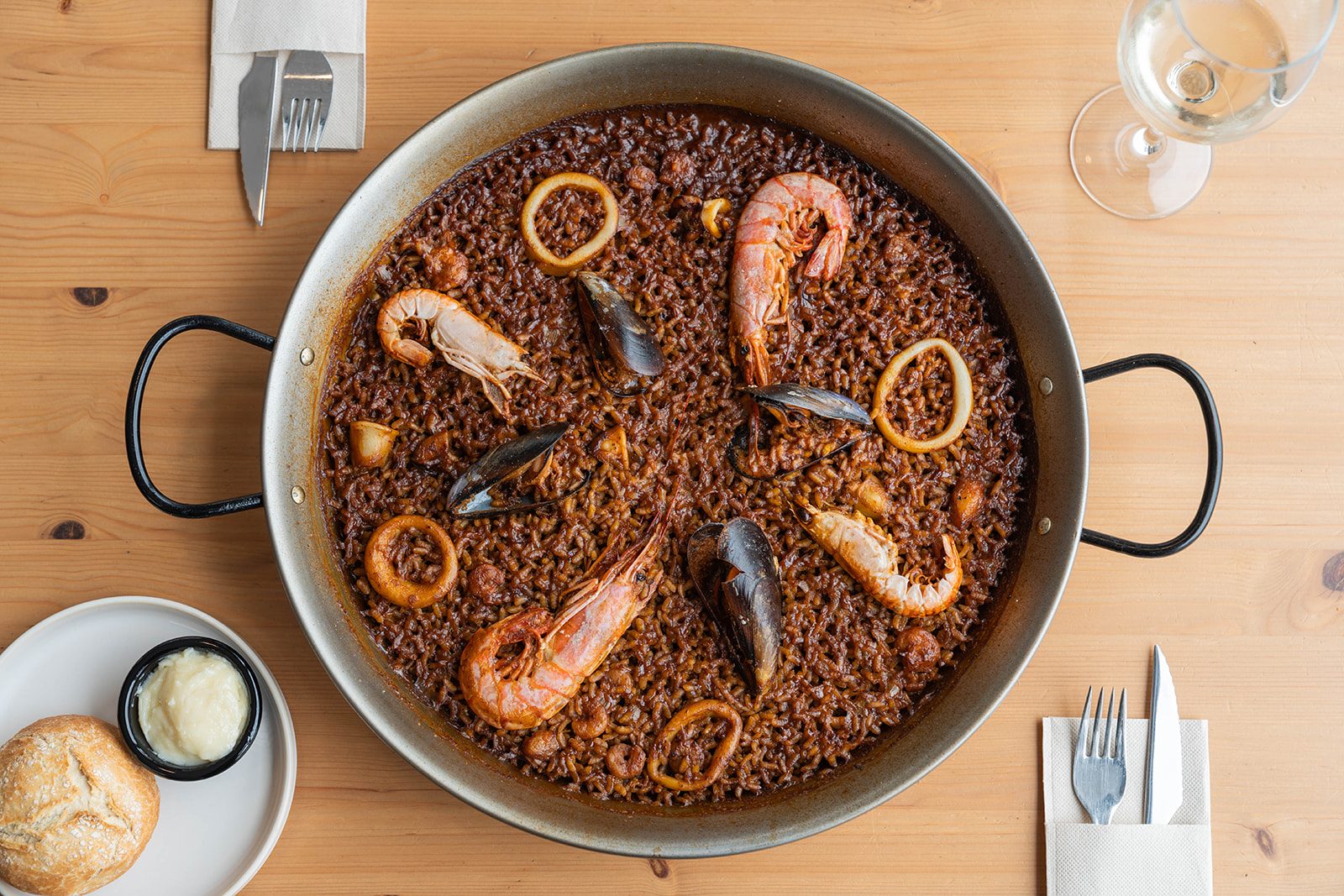 Paella con gambas y mejillones