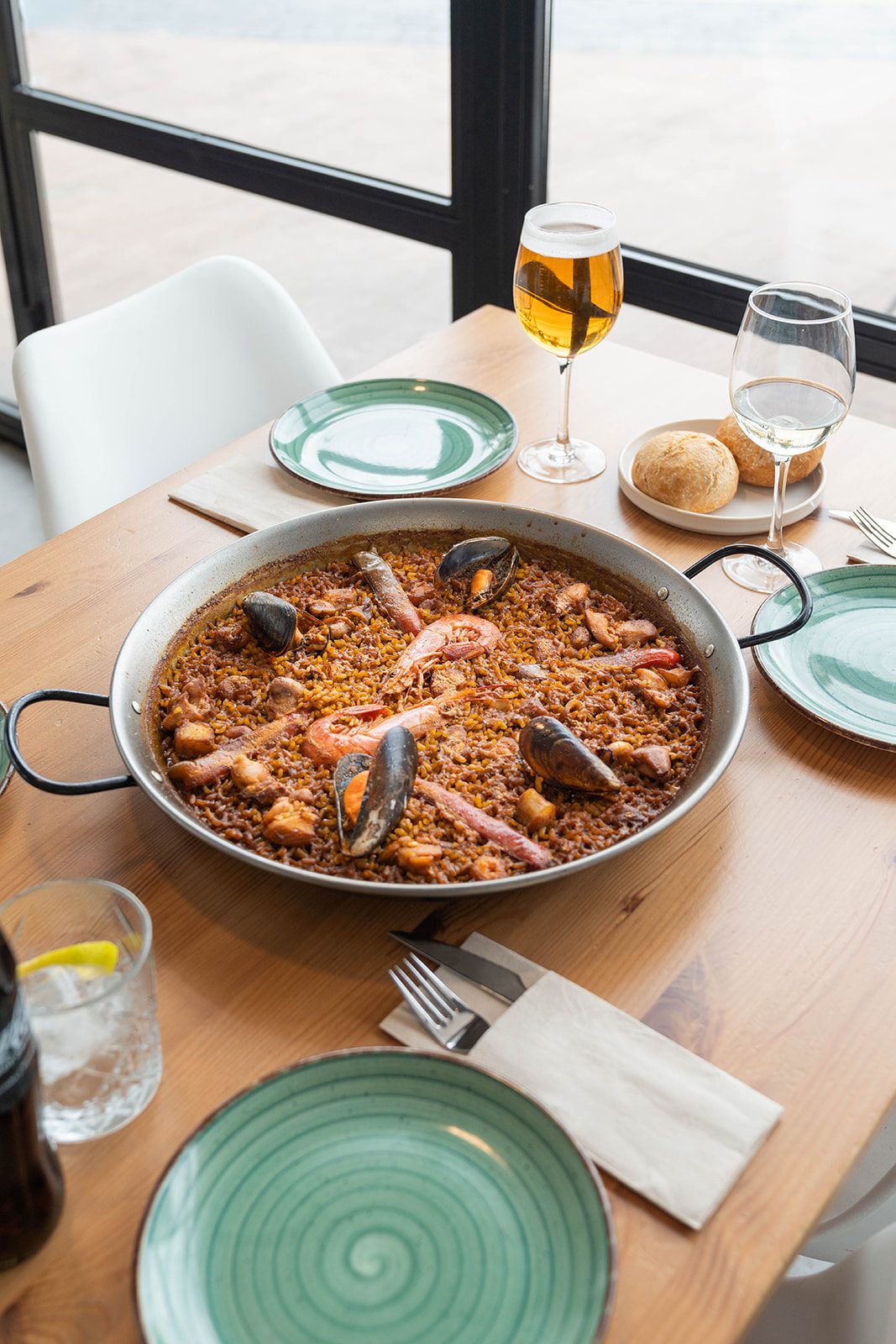 Paella de marisco con mejillones