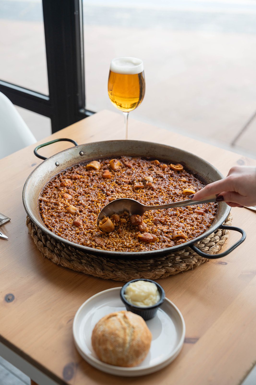 Paella recién servida en el restaurante