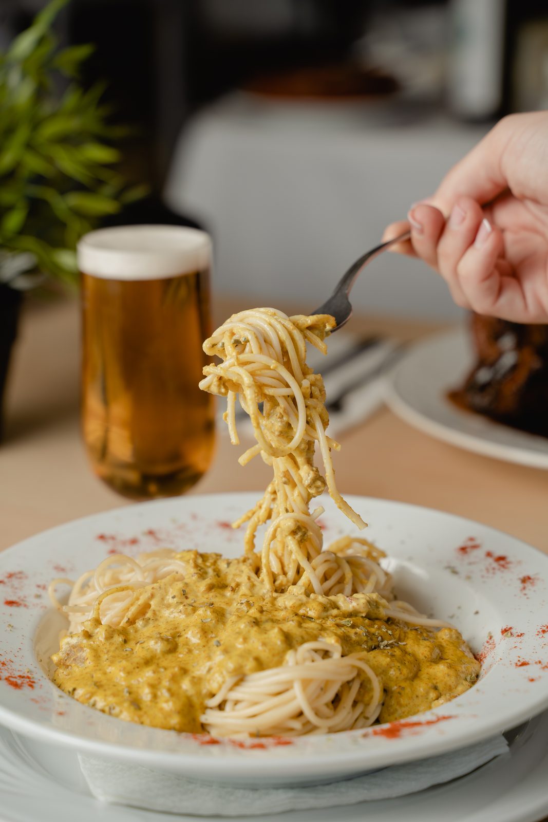 Pasta con cerveza en el restaurante del camping