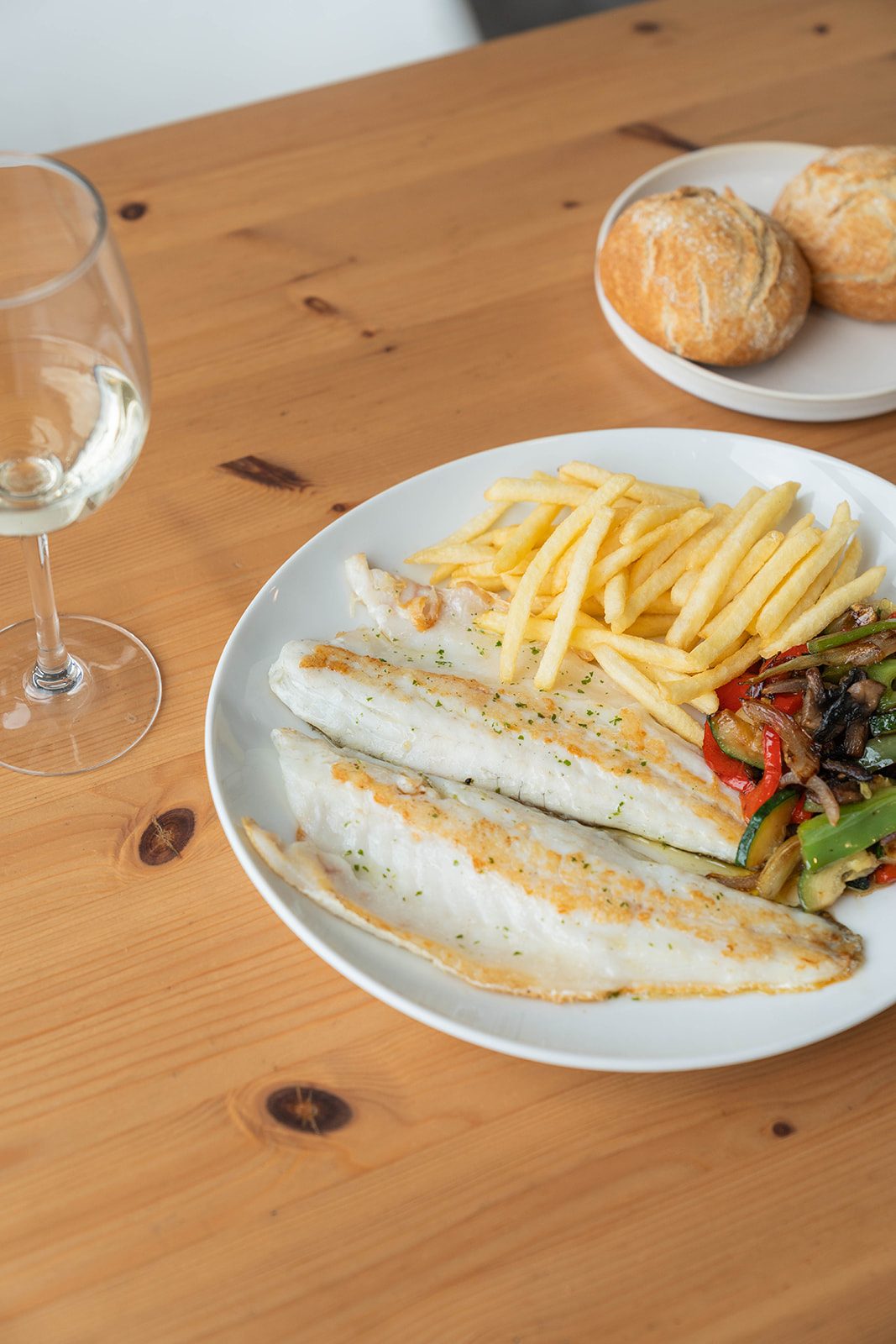 Pescado a la plancha con patatas fritas