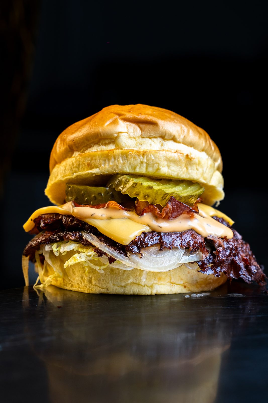 Smash burger con bacon y pepinillo