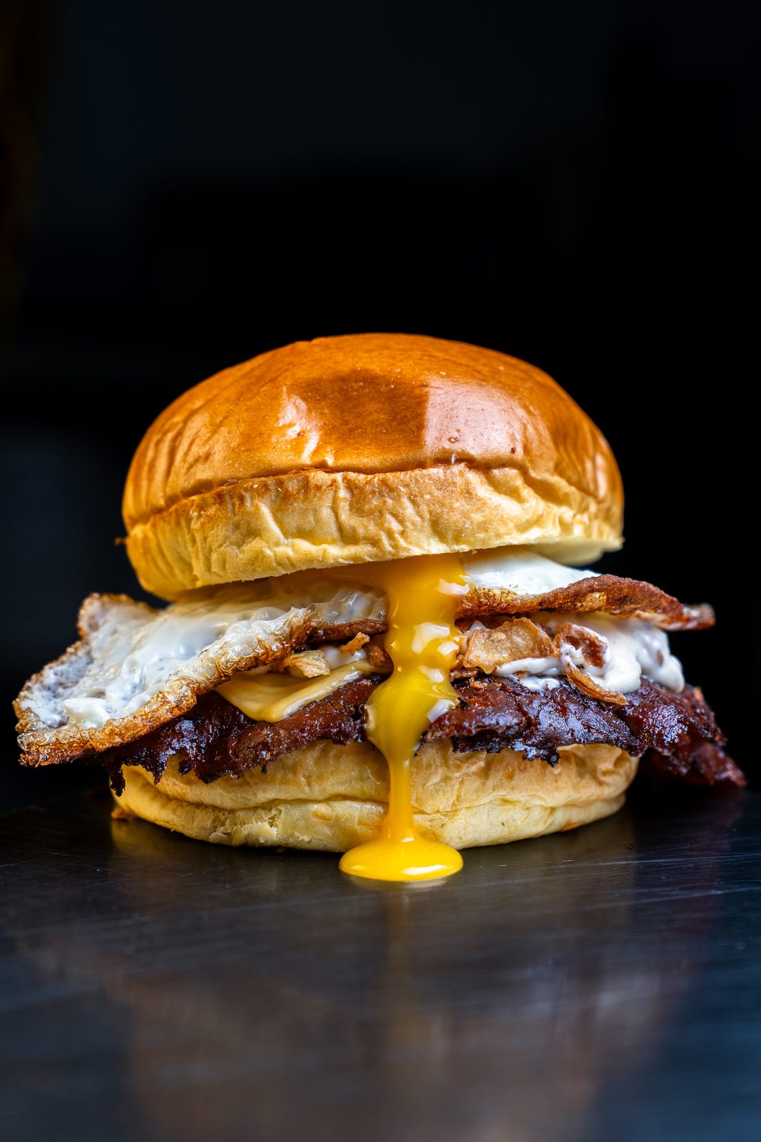 Smash burger con huevo y bacon