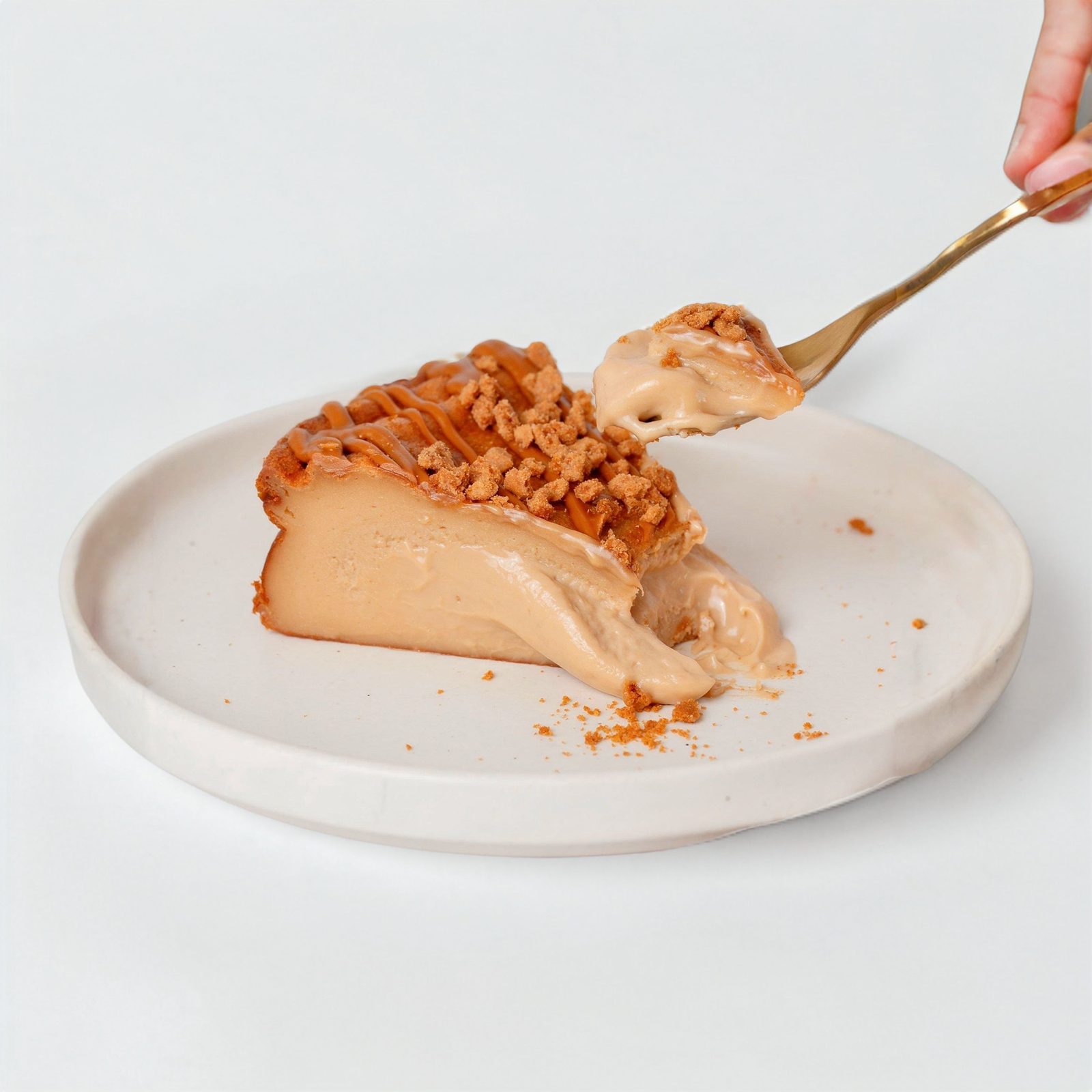 Tarta Lotus servida con nata