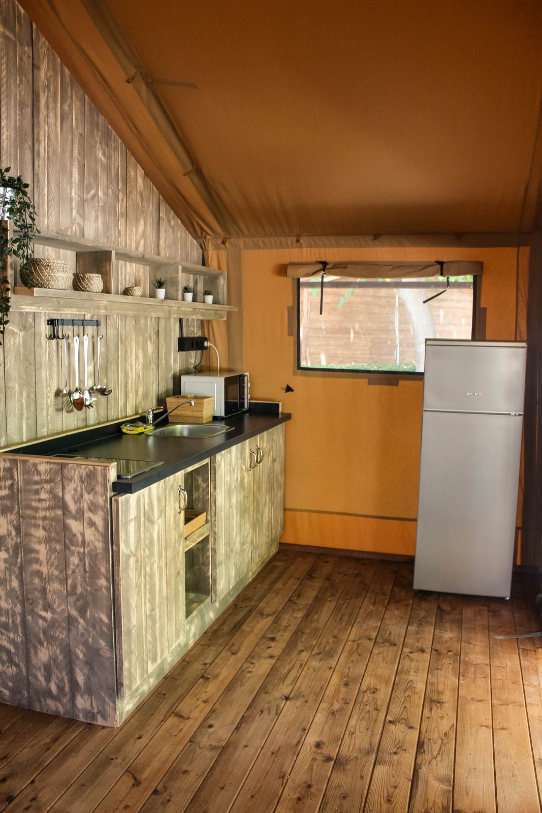Cocina de la tienda Glamping Safari Karibu XL