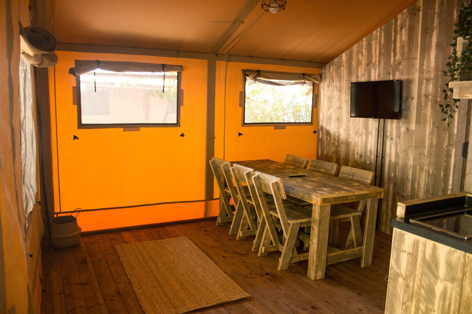 Salón comedor de la tienda Glamping Safari Karibu XL
