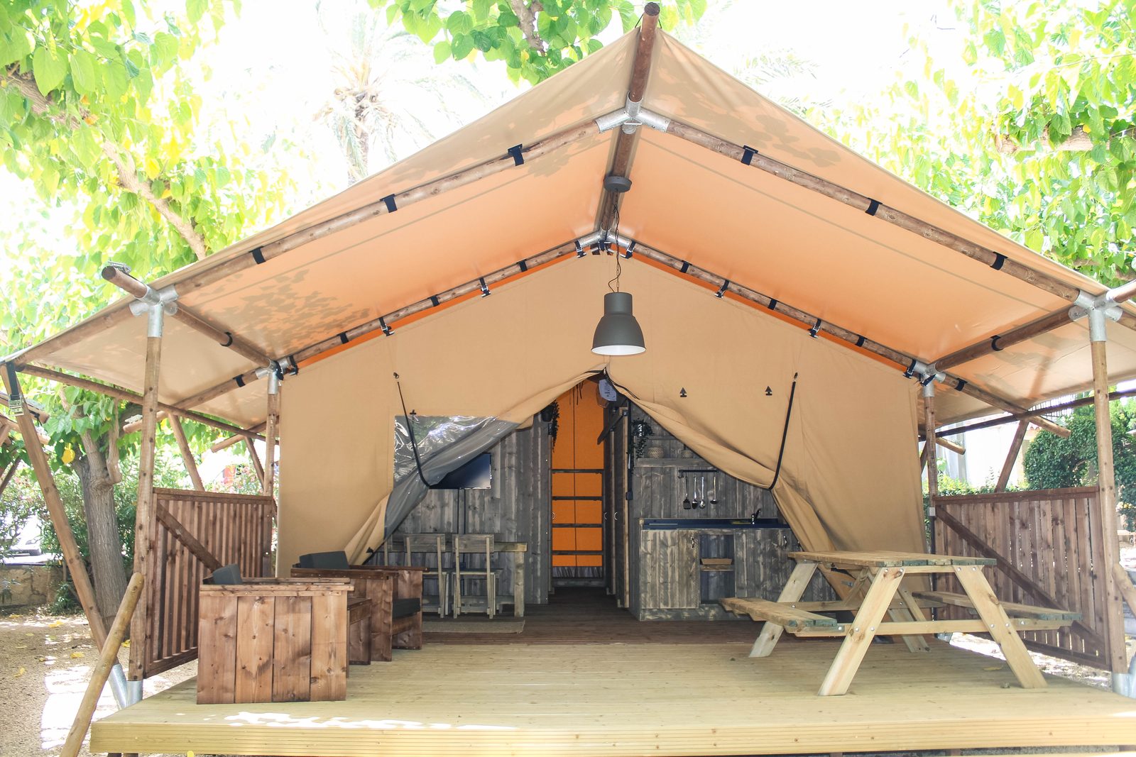 Terraza de la tienda Glamping Safari Karibu XL