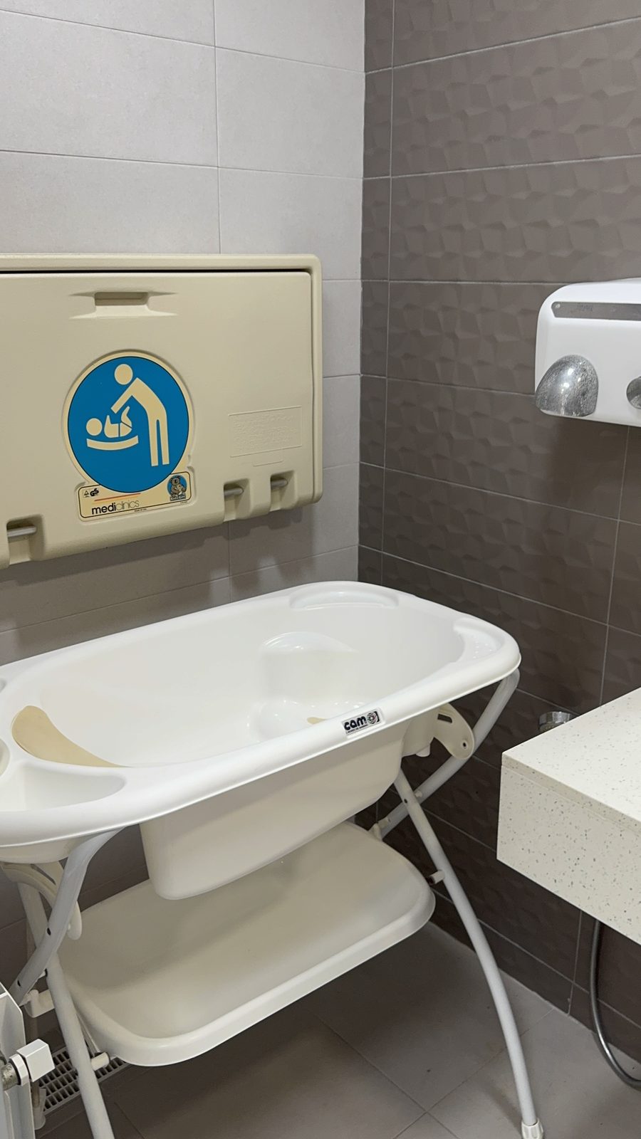 Cambiador de bebés en el baño familiar