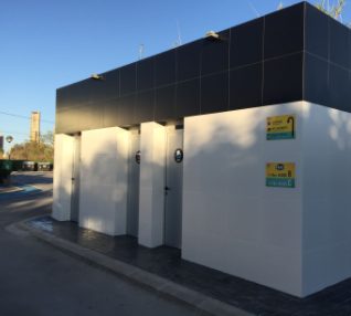 Exterior del bloque de baños del camping