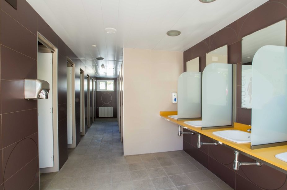 Pasillo del bloque de baños del camping