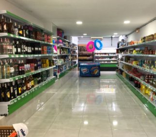 Pasillo del supermercado del camping