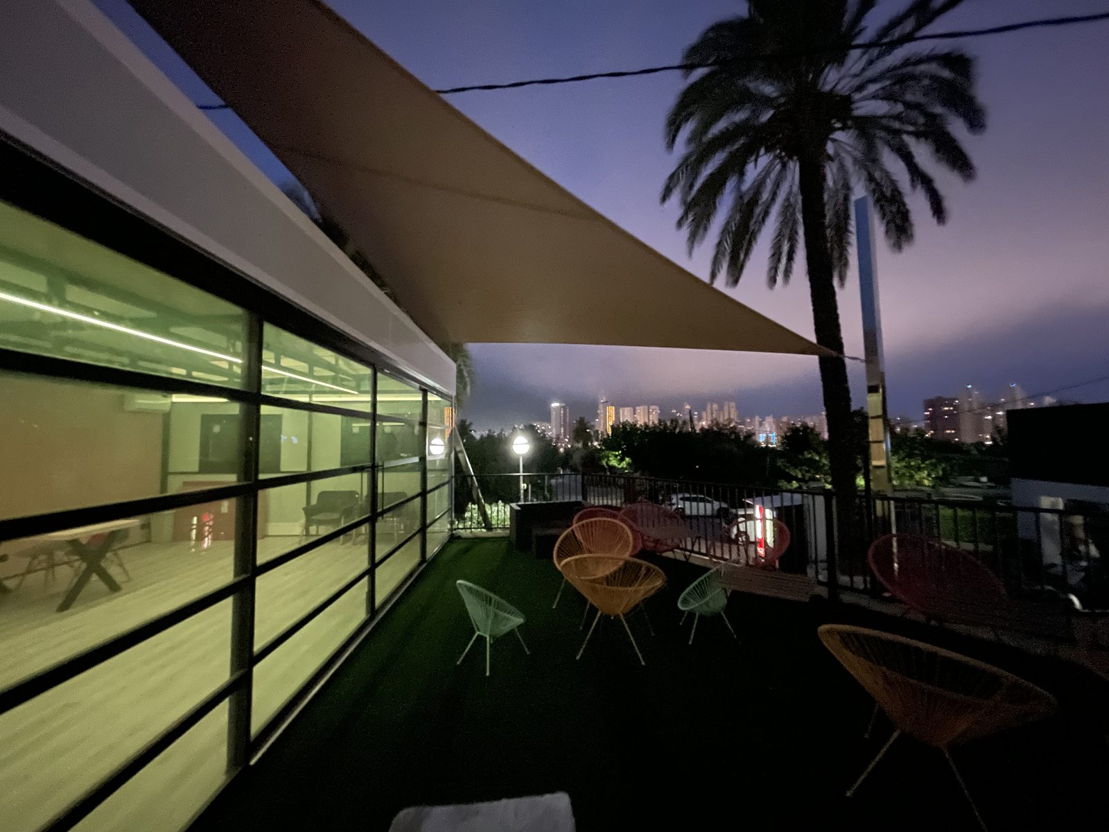 Terraza de coworking al atardecer