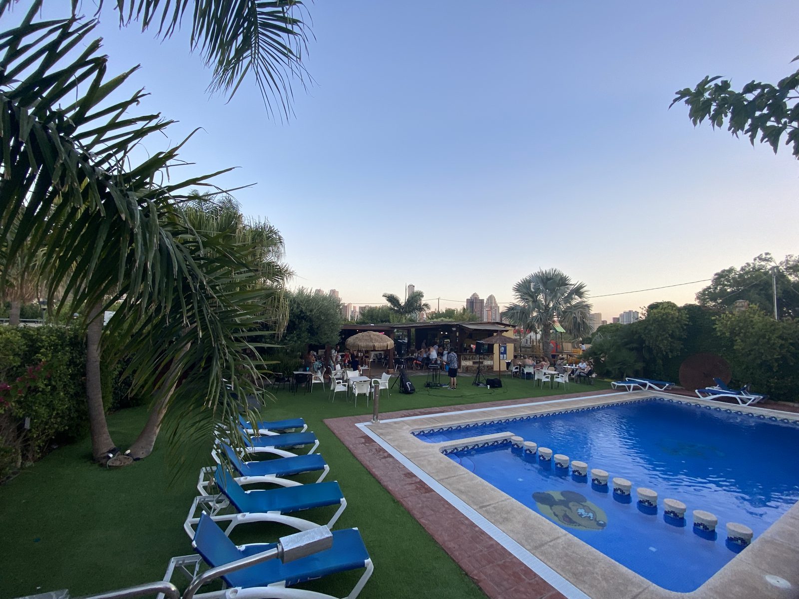 Piscina con hamacas y zona chill-out