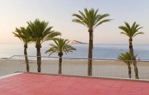 Der strand von benidorm von der promenade aus mit der insel im hintergrund