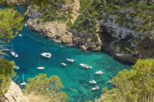 Granadella strand in jávea, costa blanca, met boten