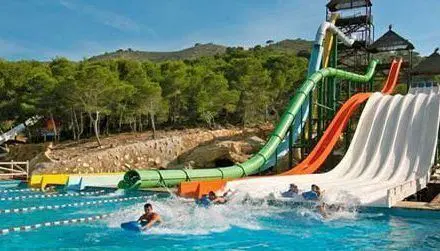 Campingplatz in benidorm mit wasserpark mit rutschen in der nähe