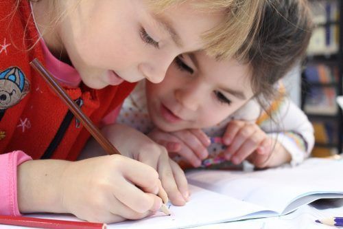 Enfants dans les activités d'animation du camping