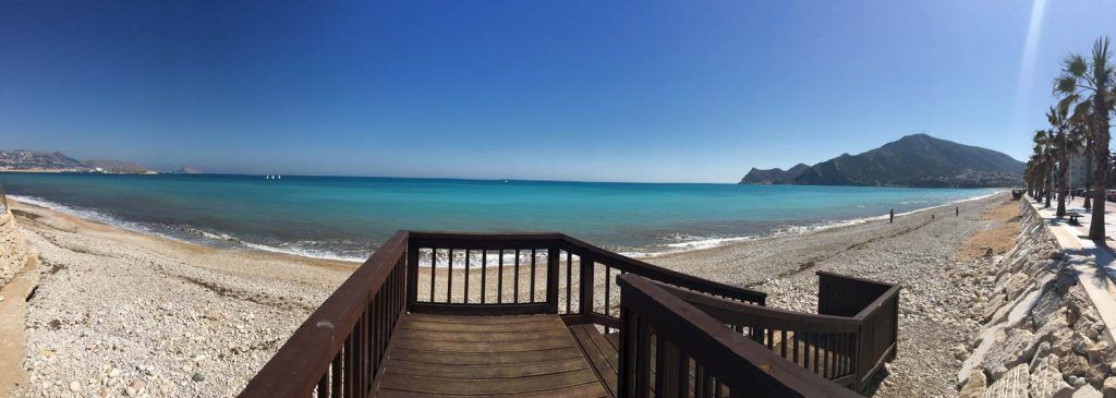 Vue panoramique de la plage d'albir avec ses galets