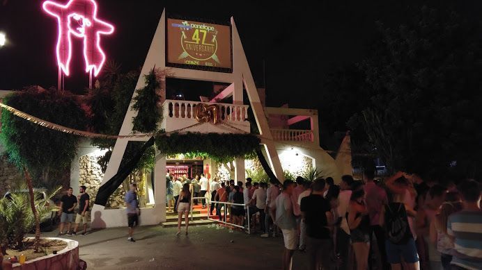 Entrance to penelope nightclub in aniversario