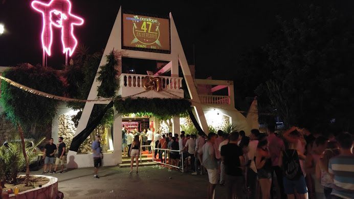 Entrée de la boîte de nuit penelope à aniversario