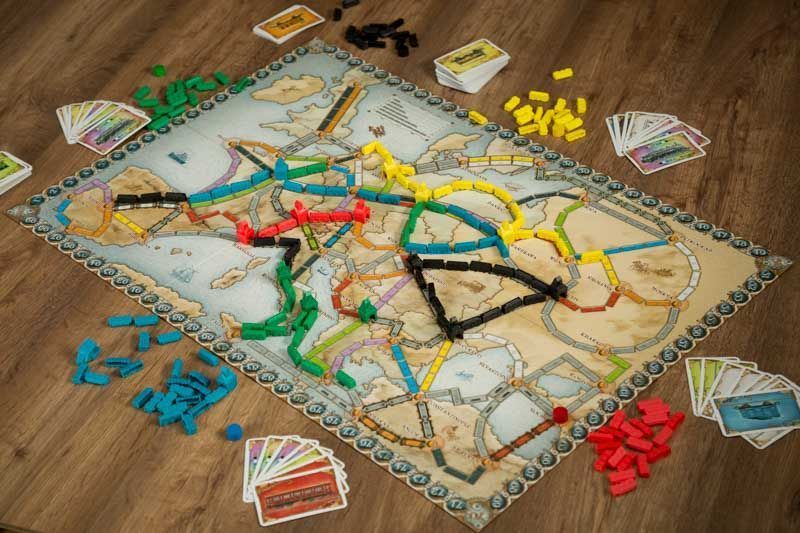 Imagen de aventureros al tren version europea