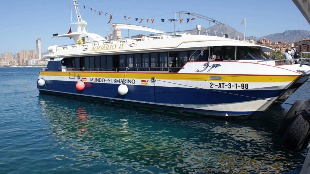 Barco hacia la isla de benidorm