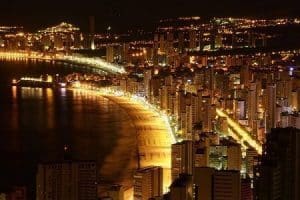 Les solariums de benidorm depuis le point d'observation de la cruz pendant la nuit.