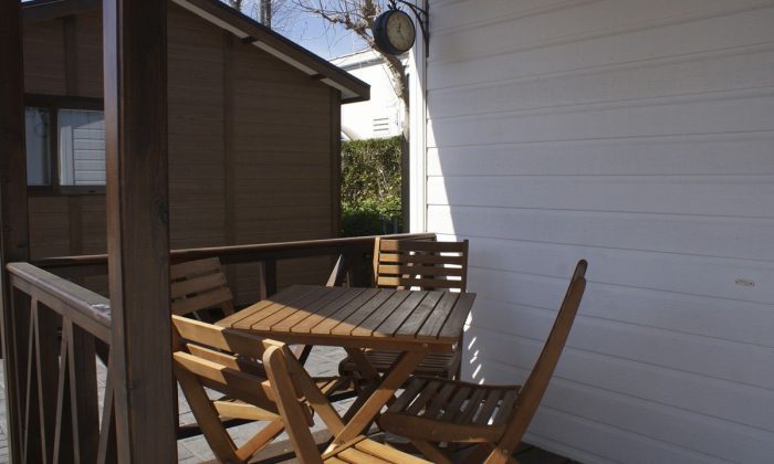 Terraza con mesas y sillas del bungalow alucasa