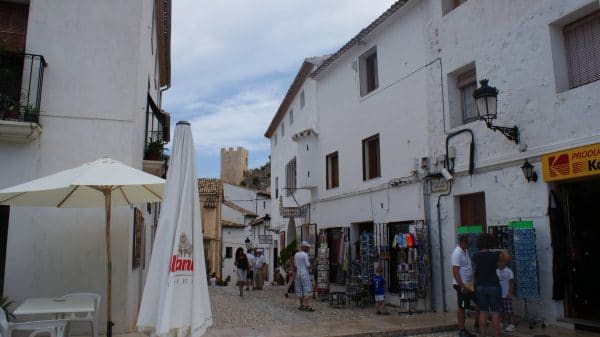 calles con turistas en guadalest e1575986009522