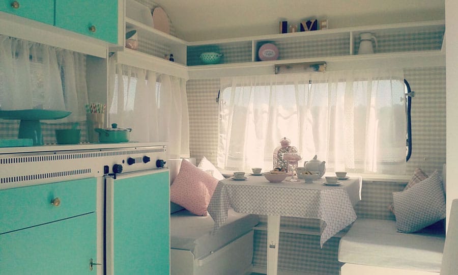 Interior de estilo vintage en caravana reformada