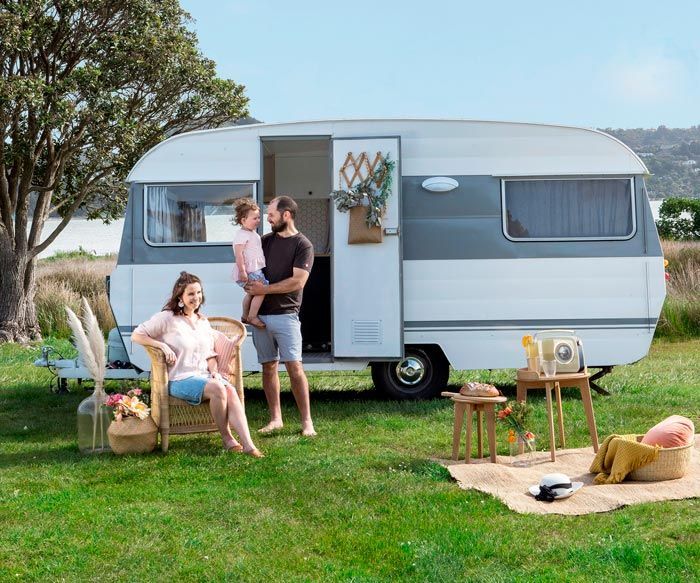 Caravane fraîchement peinte à l'extérieur