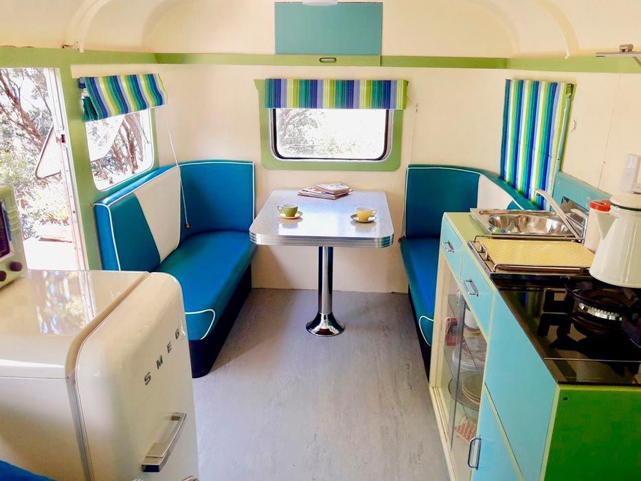 Gerenoveerd caravan interieur met moderne en kleurrijke ambiance