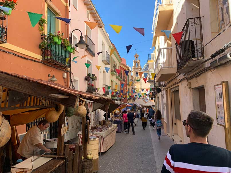 Carrer de finestrat amb mercat tradicional